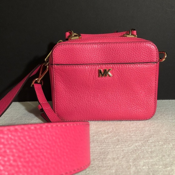 ‼️ SOLD! Michael Kors Cuteeee Camera Bag!! ‼️ - Picture 3 of 9
